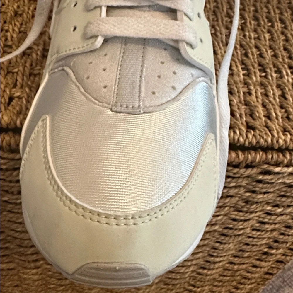Nike Youth Hurache Run 2.0 GS Sea Glass Lime Blast 6.5Y caged heel Sneakers